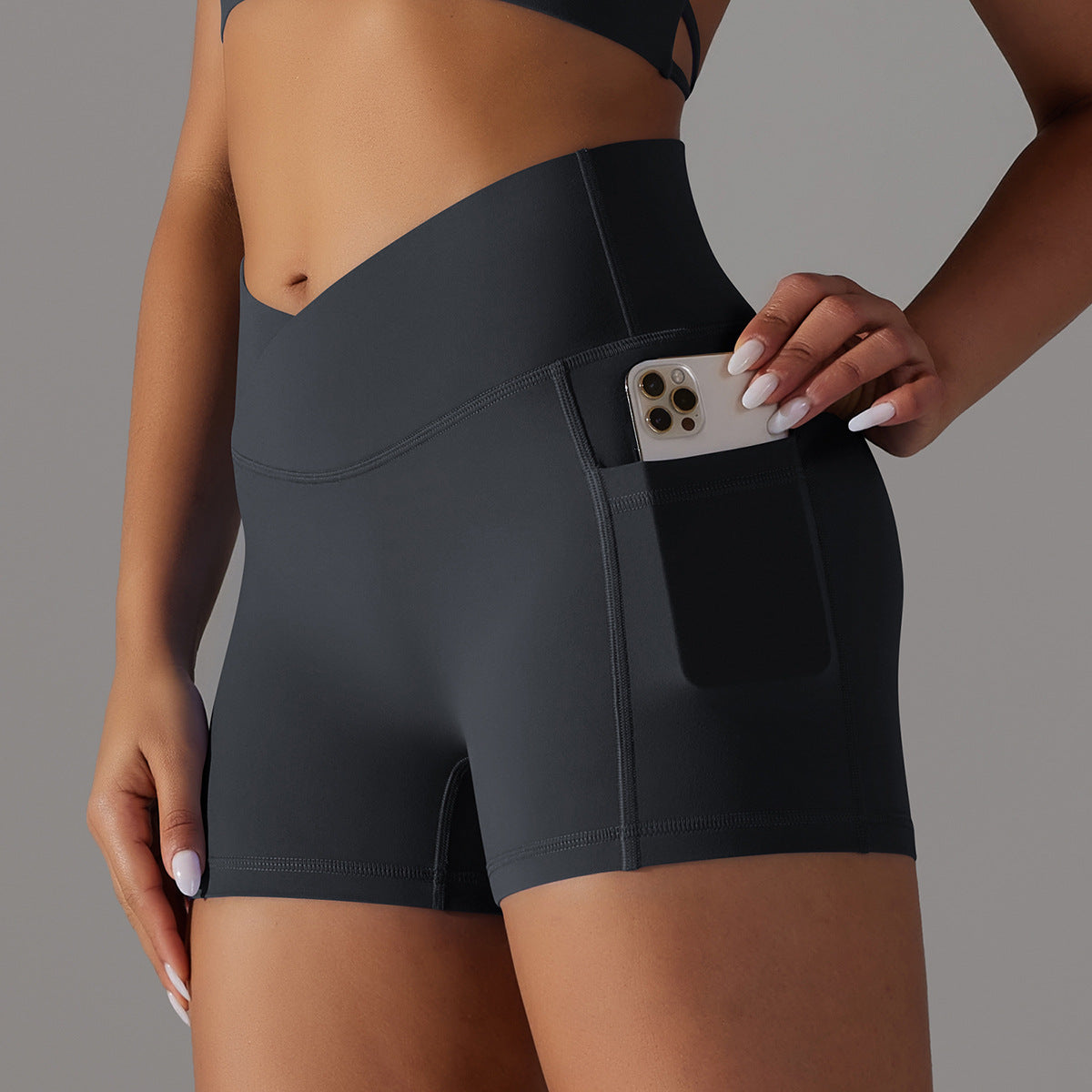 Women's sculpting high-waist shorts with pockets